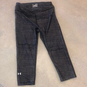 Under Armour | yoga compression capris in black and gray size M